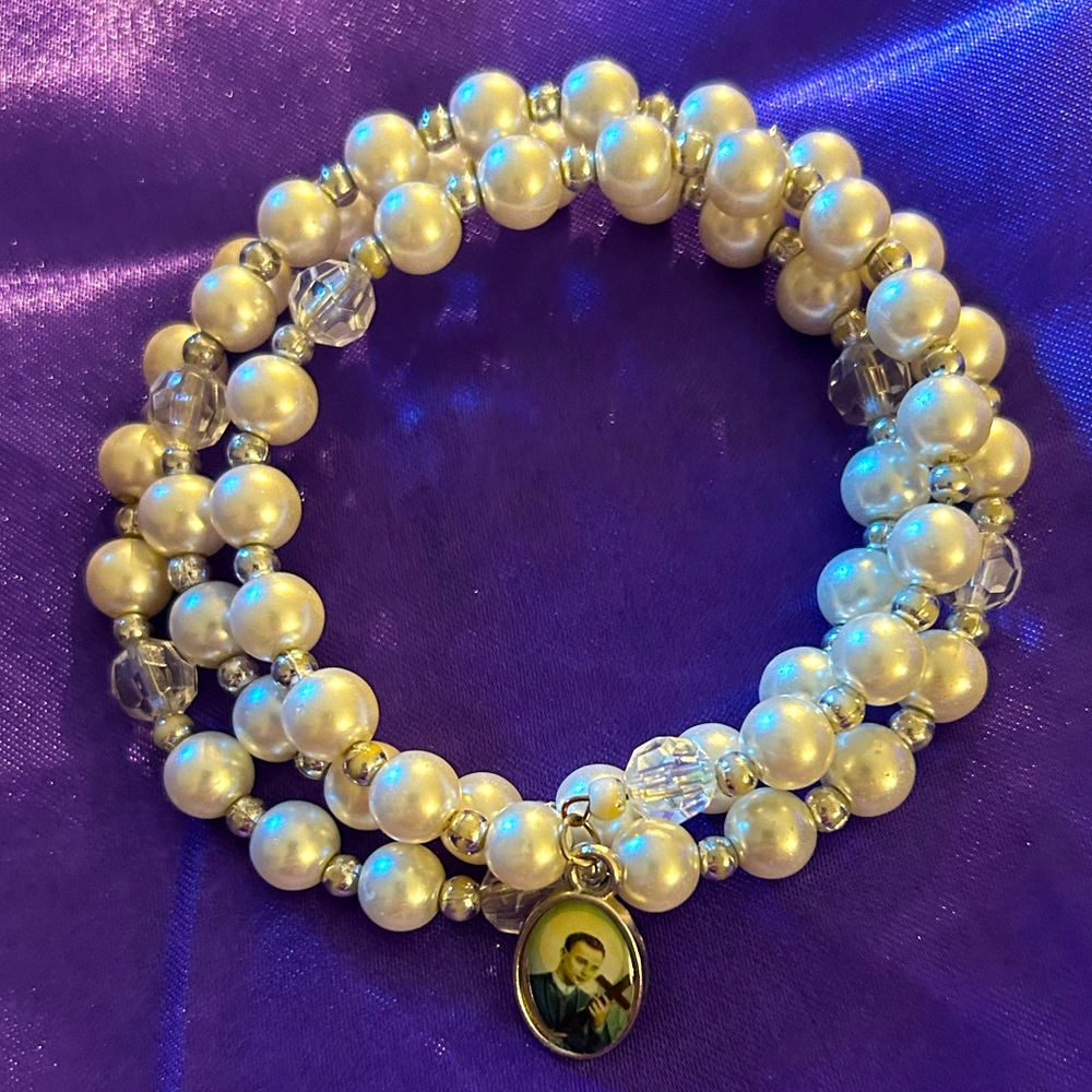 VTG Fake Pearl and clear Beaded Religious Bracelet with Saint pendant. Unbranded